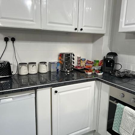 Tudor House - 6 Guests -Off Street Parking -Quiet Location - Secure Garden Wigan Bagian luar foto