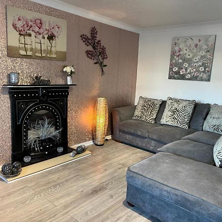 Tudor House - 6 Guests -Off Street Parking -Quiet Location - Secure Garden Wigan Bagian luar foto