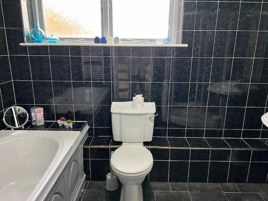 Tudor House - 6 Guests -Off Street Parking -Quiet Location - Secure Garden Wigan Bagian luar foto