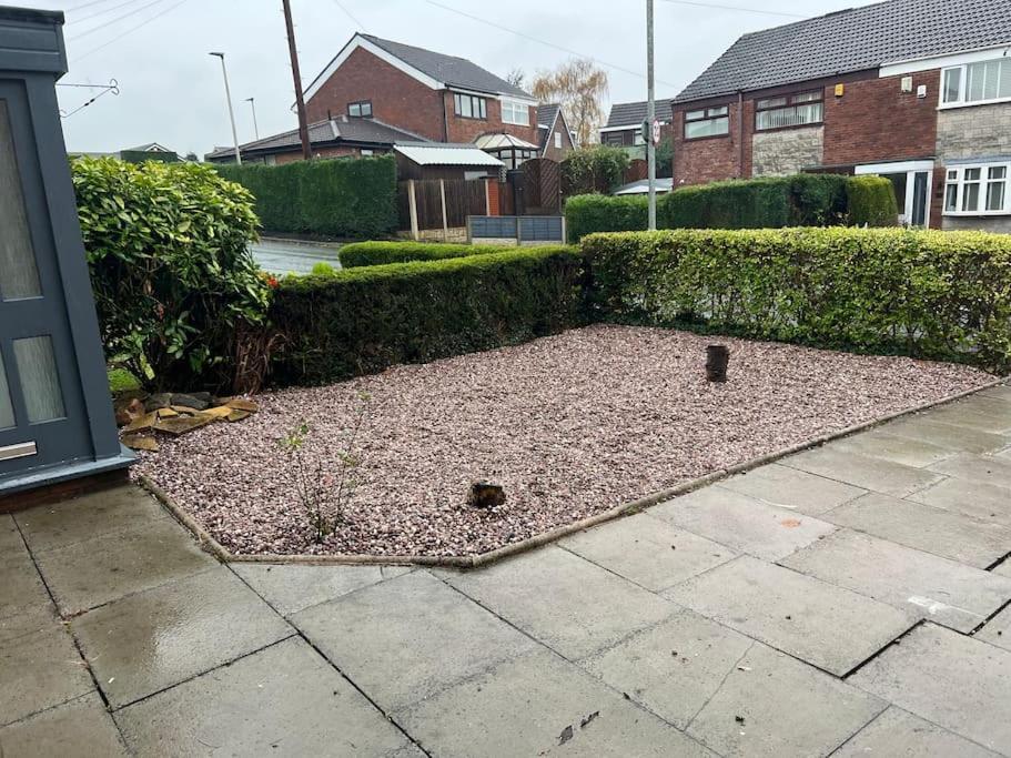 Tudor House - 6 Guests -Off Street Parking -Quiet Location - Secure Garden Wigan Bagian luar foto