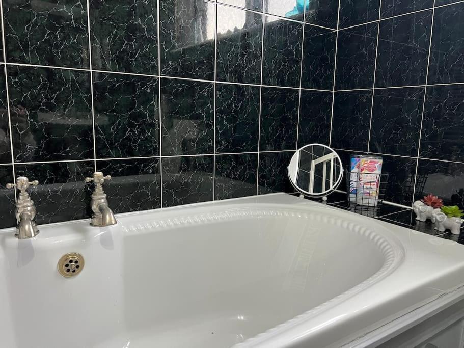 Tudor House - 6 Guests -Off Street Parking -Quiet Location - Secure Garden Wigan Bagian luar foto