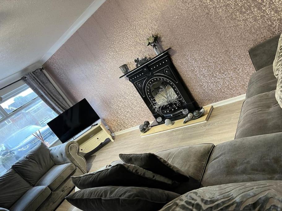 Tudor House - 6 Guests -Off Street Parking -Quiet Location - Secure Garden Wigan Bagian luar foto