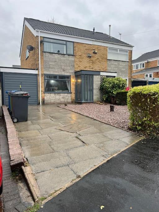 Tudor House - 6 Guests -Off Street Parking -Quiet Location - Secure Garden Wigan Bagian luar foto