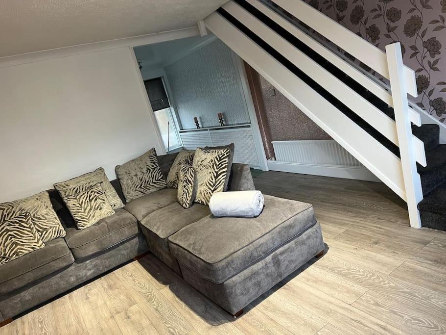 Tudor House - 6 Guests -Off Street Parking -Quiet Location - Secure Garden Wigan Bagian luar foto