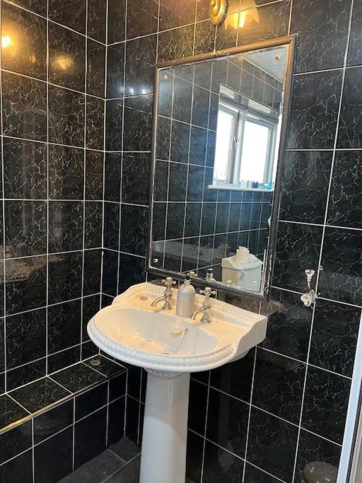 Tudor House - 6 Guests -Off Street Parking -Quiet Location - Secure Garden Wigan Bagian luar foto