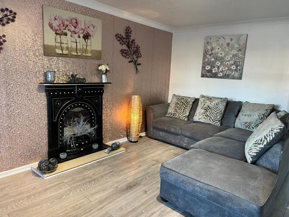 Tudor House - 6 Guests -Off Street Parking -Quiet Location - Secure Garden Wigan Bagian luar foto